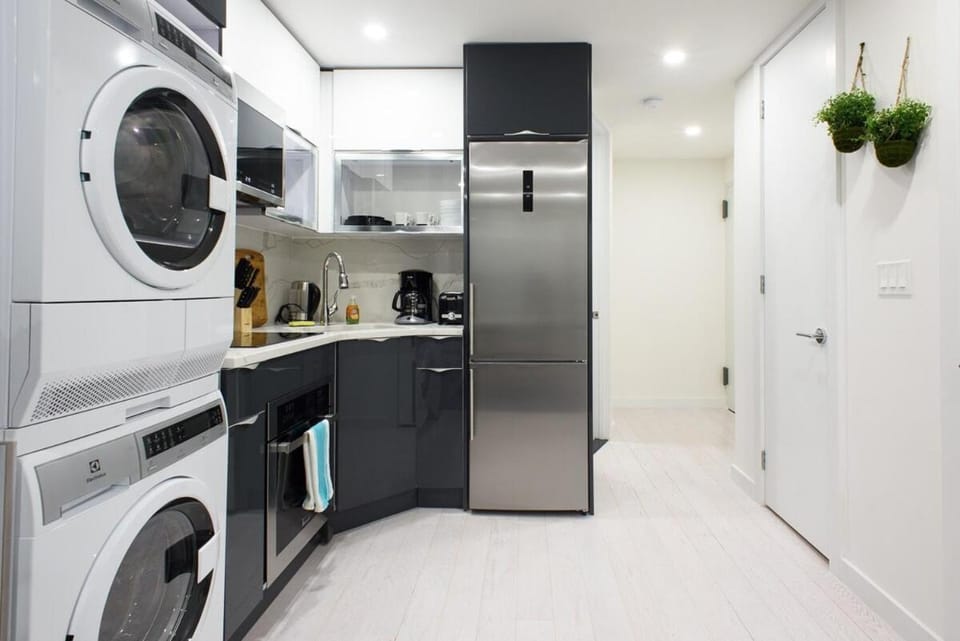 75-1B NEW Prime Upper East W D Elevator Apartment in Roosevelt Island