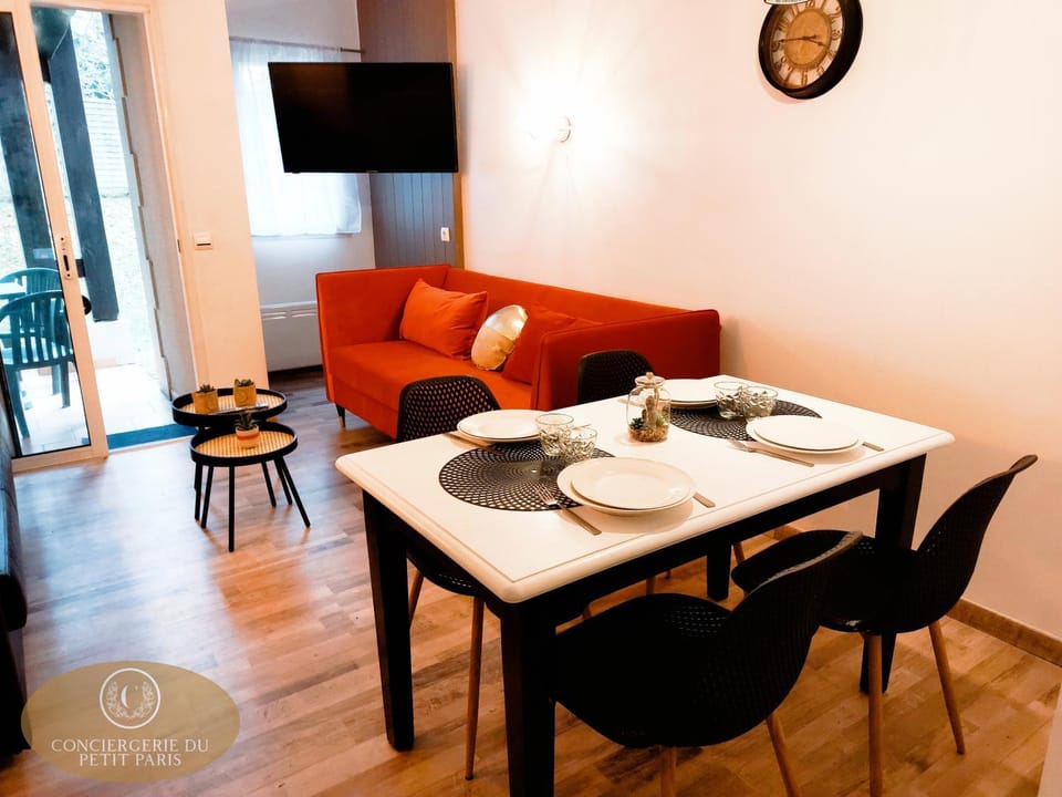 Living room, Seating area, Dining area
