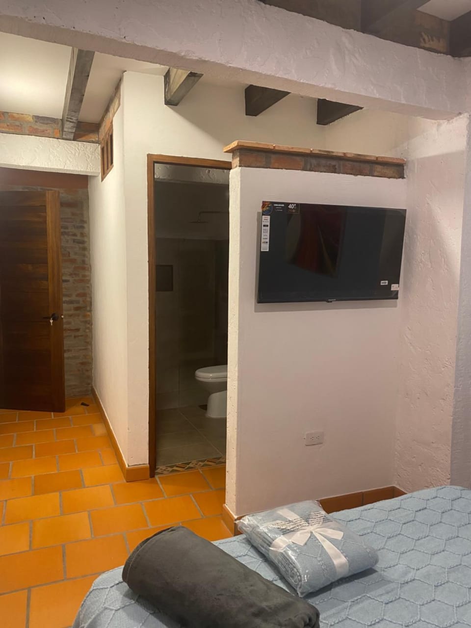 Bed, TV and multimedia, towels