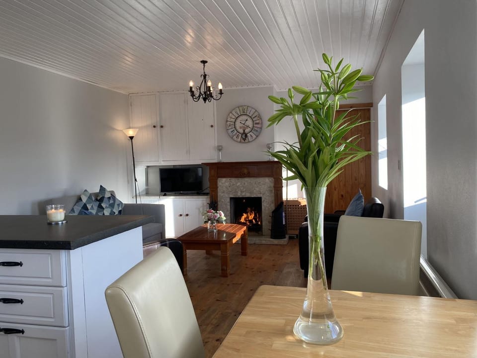 Property building, Communal lounge/ TV room, TV and multimedia, Living room, internet