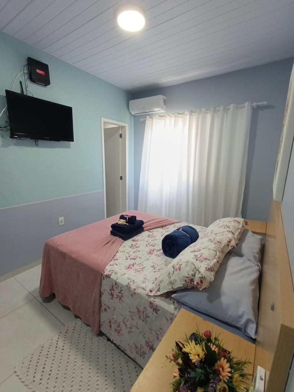 Bed, TV and multimedia, Photo of the whole room, Bedroom