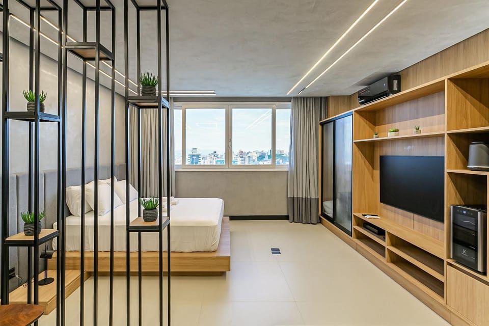 Bed, TV and multimedia, Photo of the whole room, towels