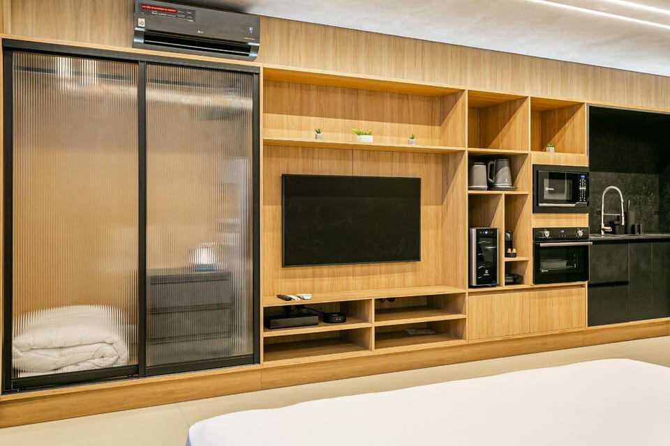 Bed, TV and multimedia, Bedroom