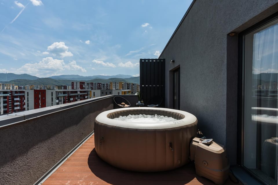 Skylark - Stockholm Penthouse with Jacuzzi, Movie Theater & Panoramic View Apartment in Brasov