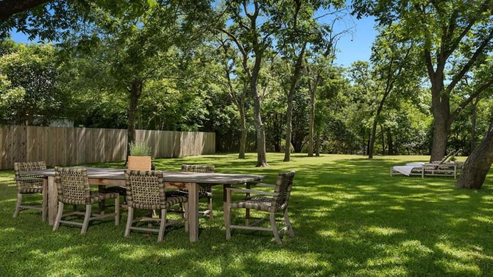 Cottage on Mistletoe hot tub outdoor party barn House in Fredericksburg