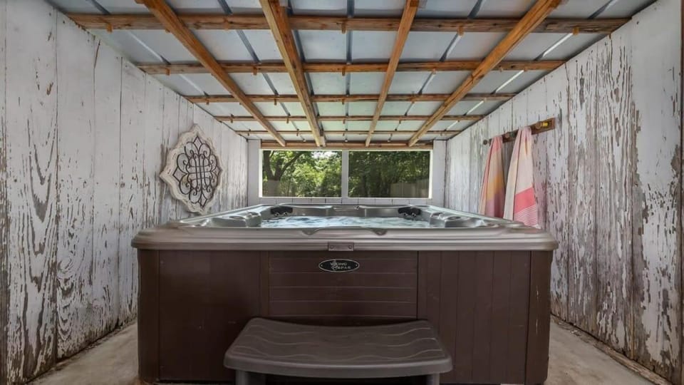 Cottage on Mistletoe hot tub outdoor party barn House in Fredericksburg