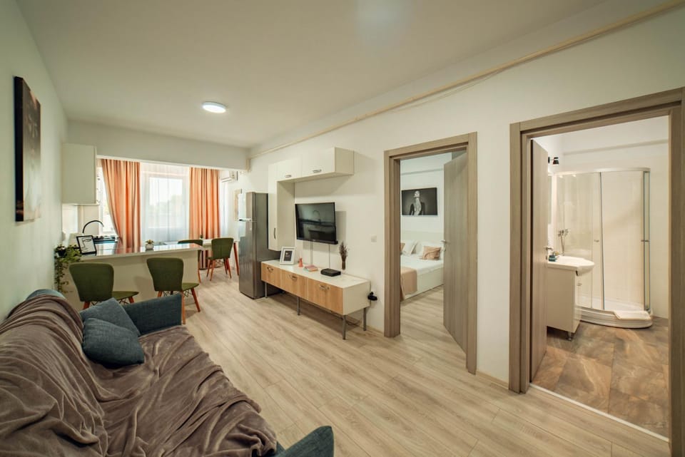 Communal lounge/ TV room, Bed, Bathroom, TV and multimedia, Living room, Photo of the whole room, Seating area, Evening entertainment, Bedroom, towels, air conditioner