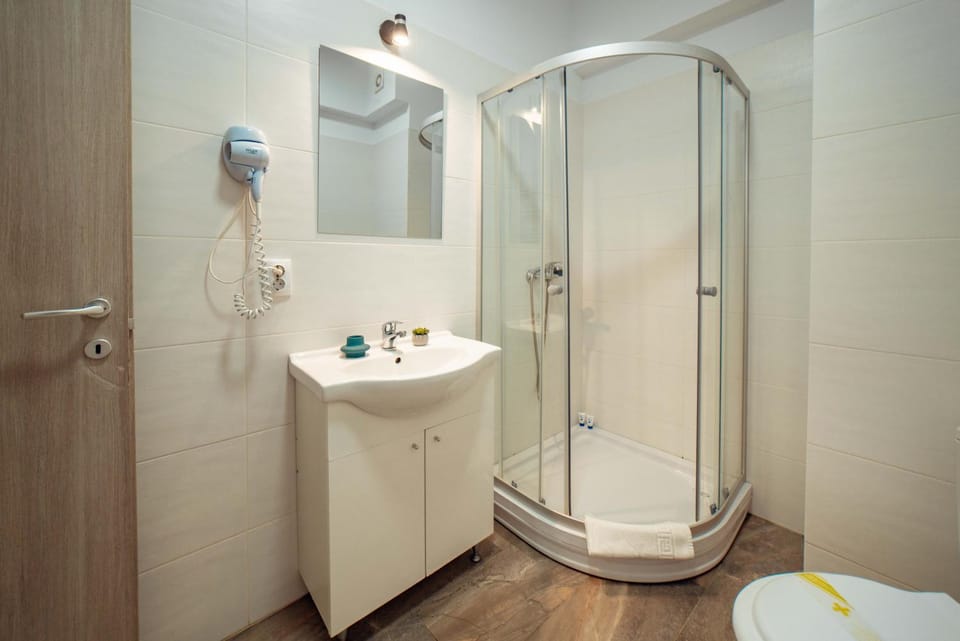 Shower, Bathroom, towels