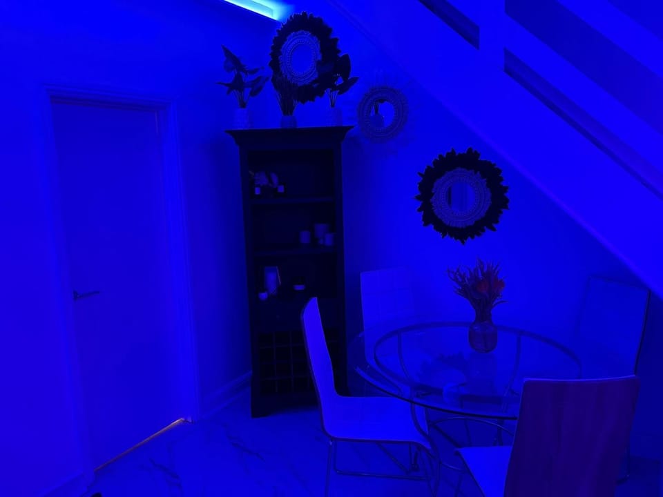 Short Stopzzz & Indoor Hot Tub Apartment in Manchester