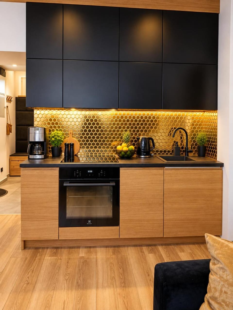 Coffee/tea facilities, Kitchen or kitchenette, stove