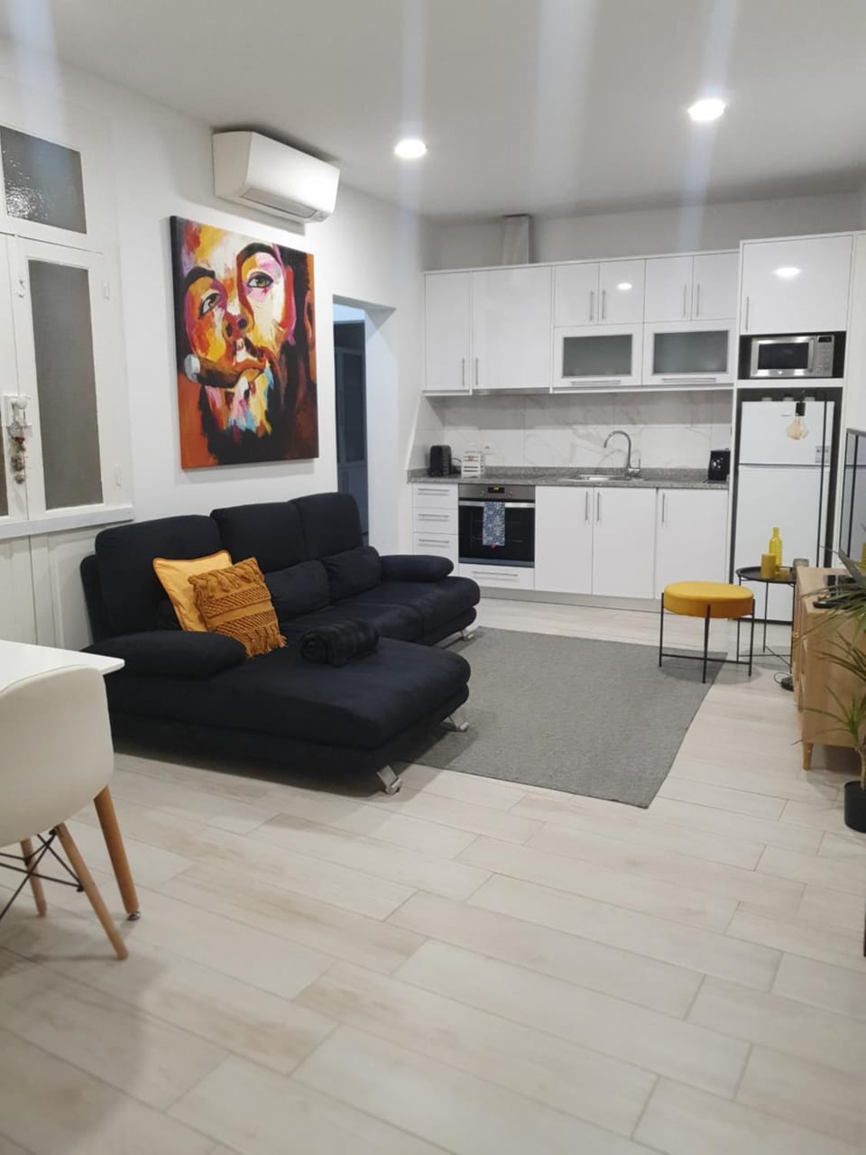 Kitchen or kitchenette, Seating area, Dining area, minibar, pet friendly, stove, toaster
