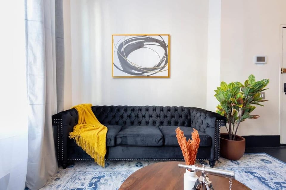 E10-1 Designer East Village Townhouse 1BR Apartment in East Village