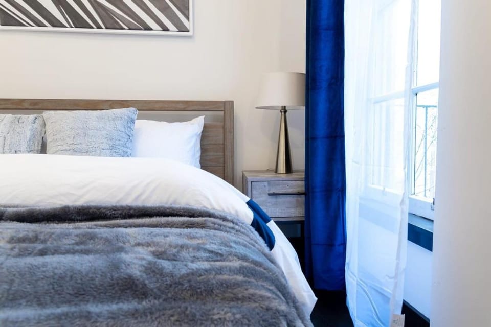 E10-1 Designer East Village Townhouse 1BR Apartment in East Village