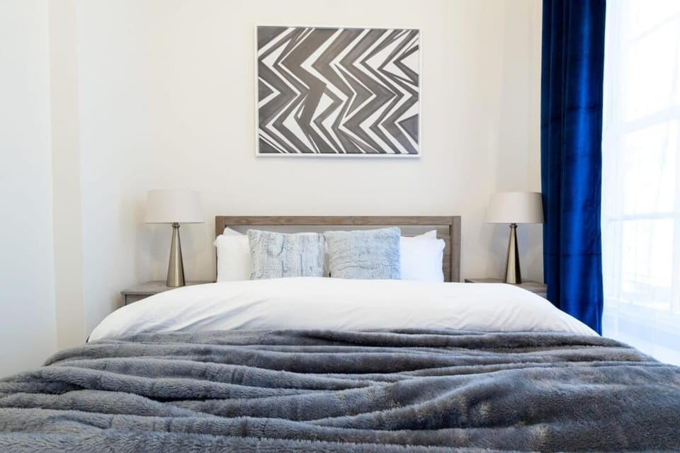 E10-1 Designer East Village Townhouse 1BR Apartment in East Village