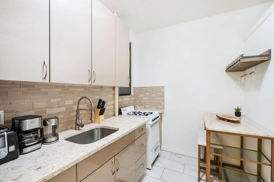 428-2W Newly Furnished Prime Location 2BR Sleeps 5 Apartment in Midtown