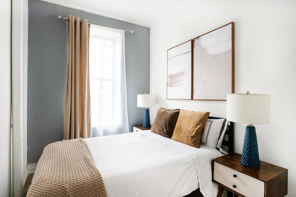 428-2W Newly Furnished Prime Location 2BR Sleeps 5 Apartment in Midtown