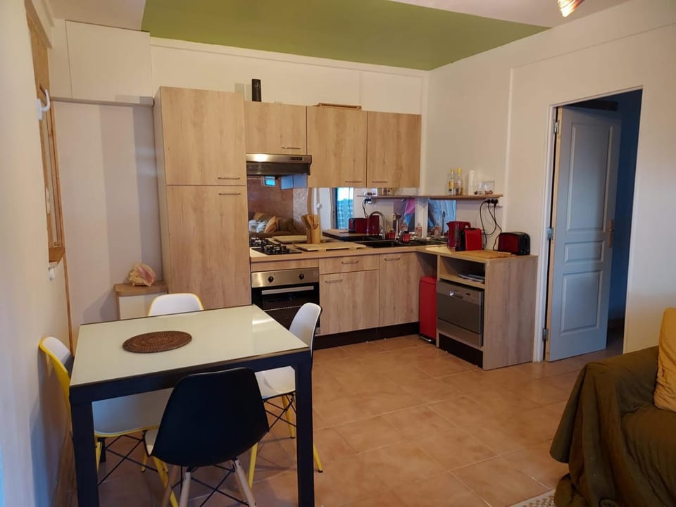 Kitchen or kitchenette, Dining area, dishwasher, minibar, pet friendly, stove, toaster