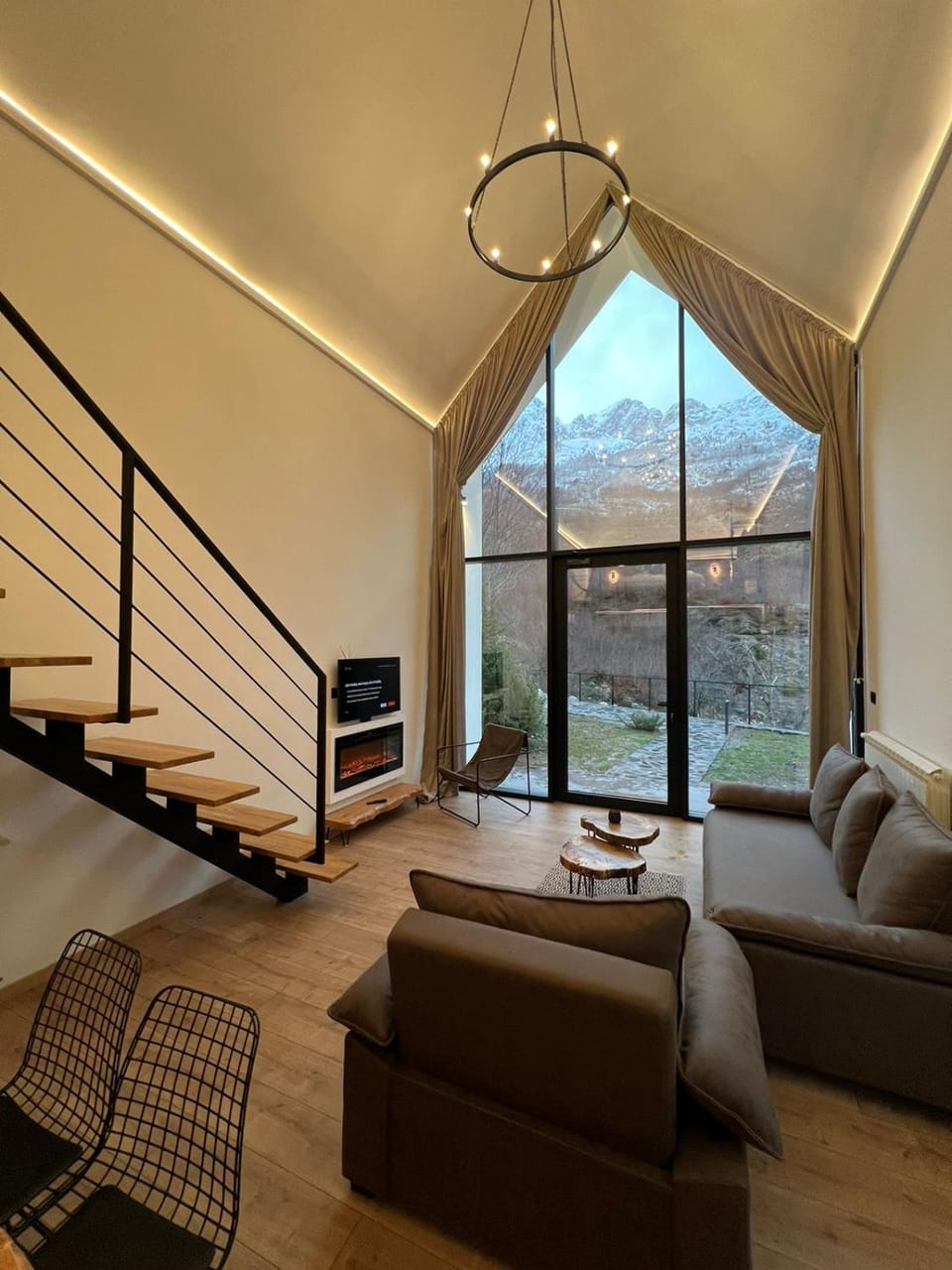 Natural landscape, TV and multimedia, Living room, Seating area, Mountain view