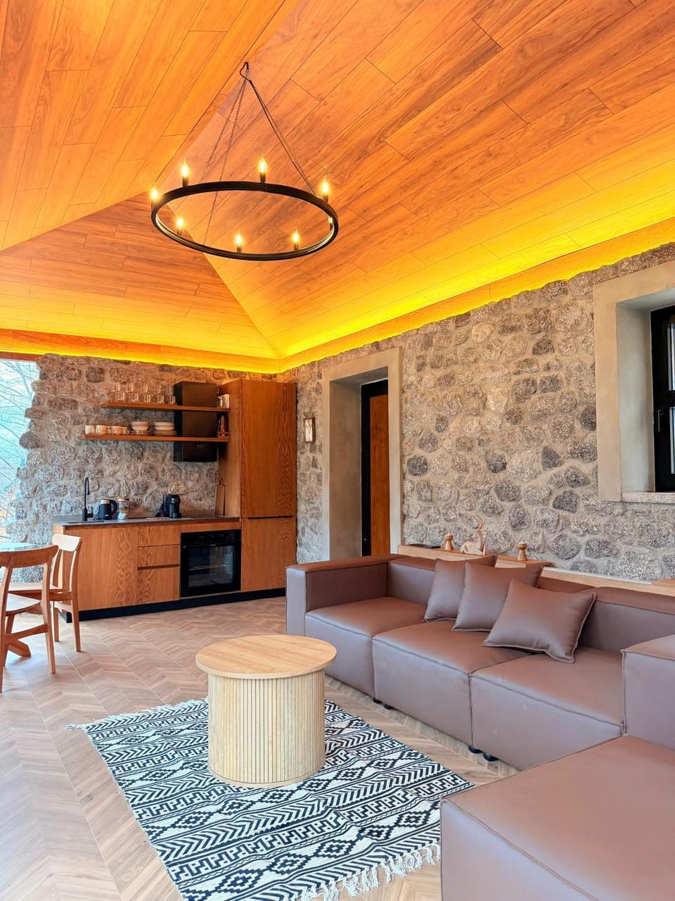 Kitchen or kitchenette, Living room, Seating area, Dining area