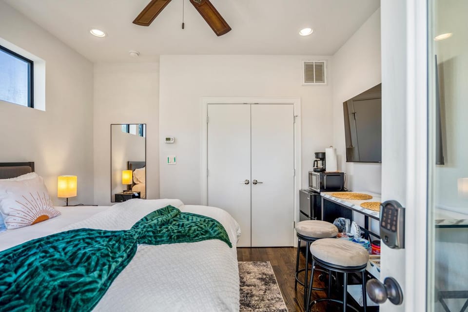 Bed, TV and multimedia, Photo of the whole room, Bedroom, fireplace, hair dresser