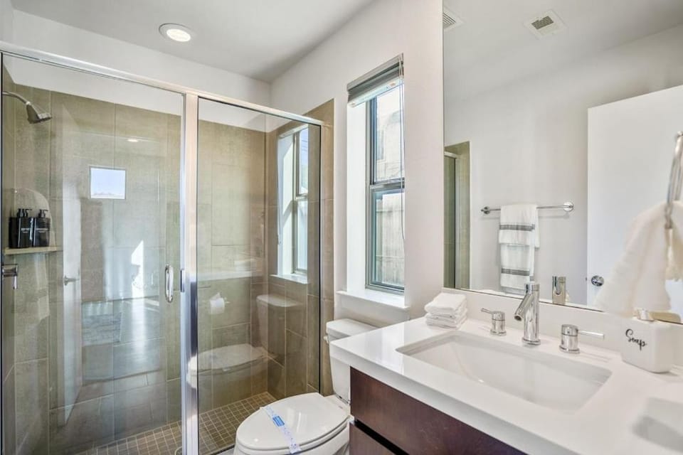 Shower, Toilet, Bathroom, towels
