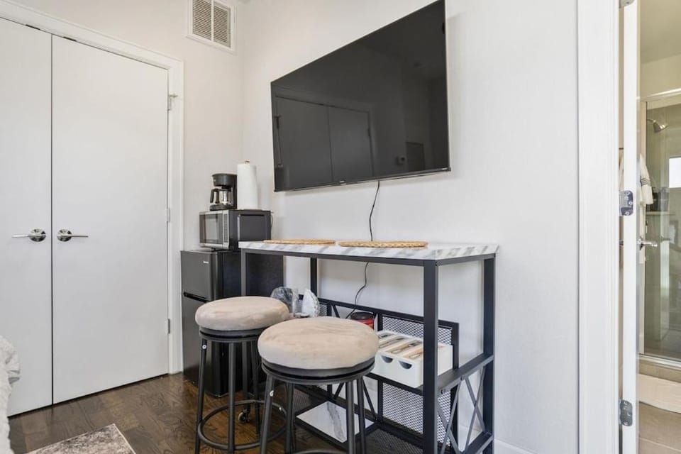 TV and multimedia, Coffee/tea facilities, minibar