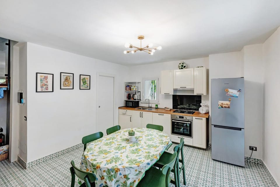 Property building, Kitchen or kitchenette, Living room