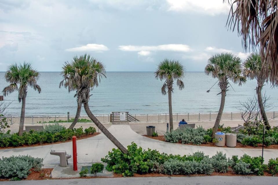 2 Bedroom Home Downtown West Palm Close to Beach Apartment in West Palm Beach