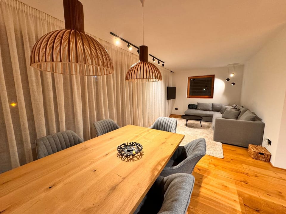 TV and multimedia, Living room, Seating area, Dining area