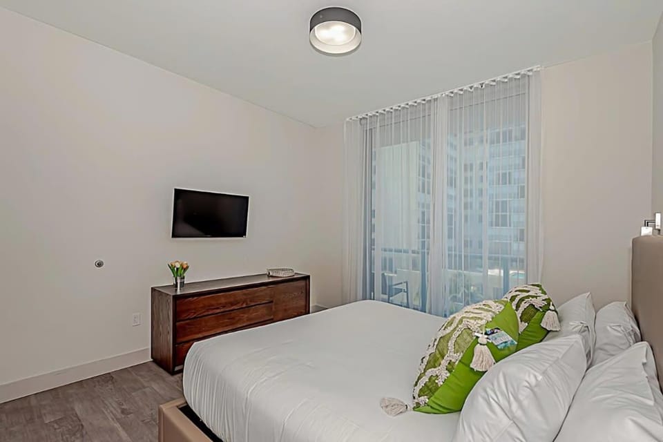 Rooftop Pool - Ocean View Balcony - Hollywood Beach Apartment in Hollywood Beach