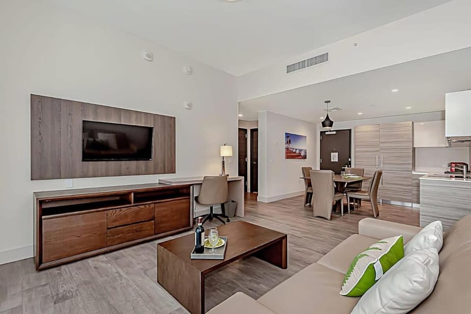 Rooftop Pool - Ocean View Balcony - Hollywood Beach Apartment in Hollywood Beach