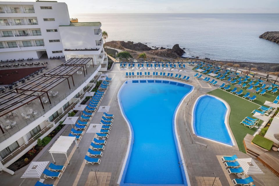 Natural landscape, Swimming pool, sunbed