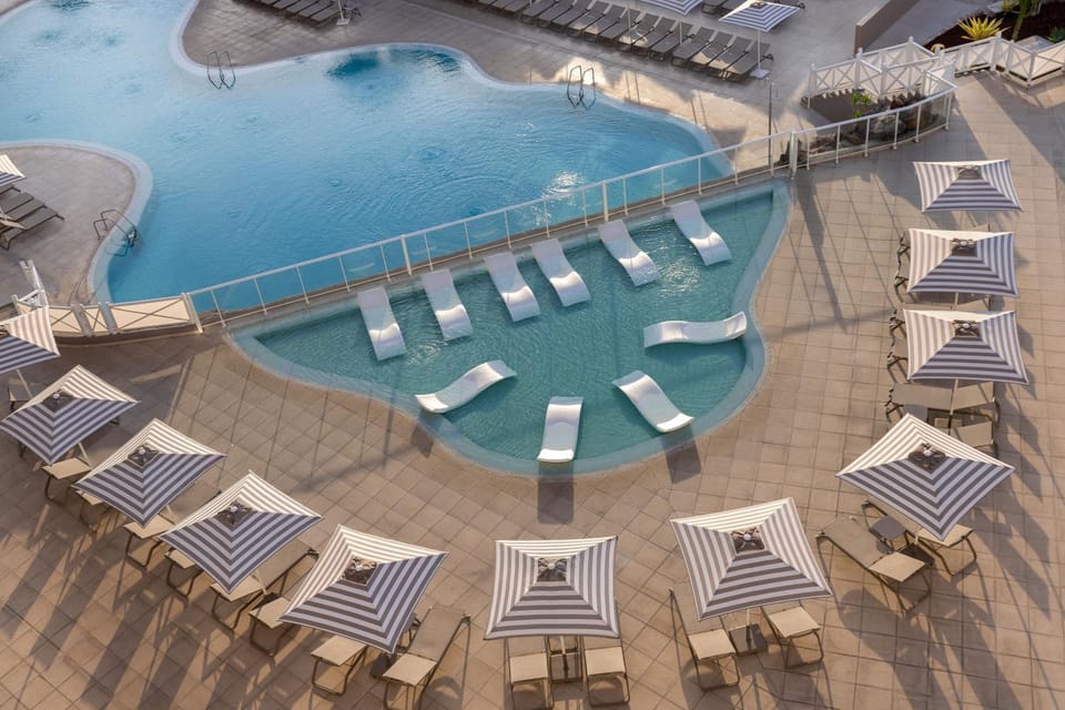Day, Swimming pool, sunbed