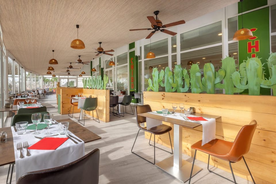 Restaurant/places to eat, Seating area