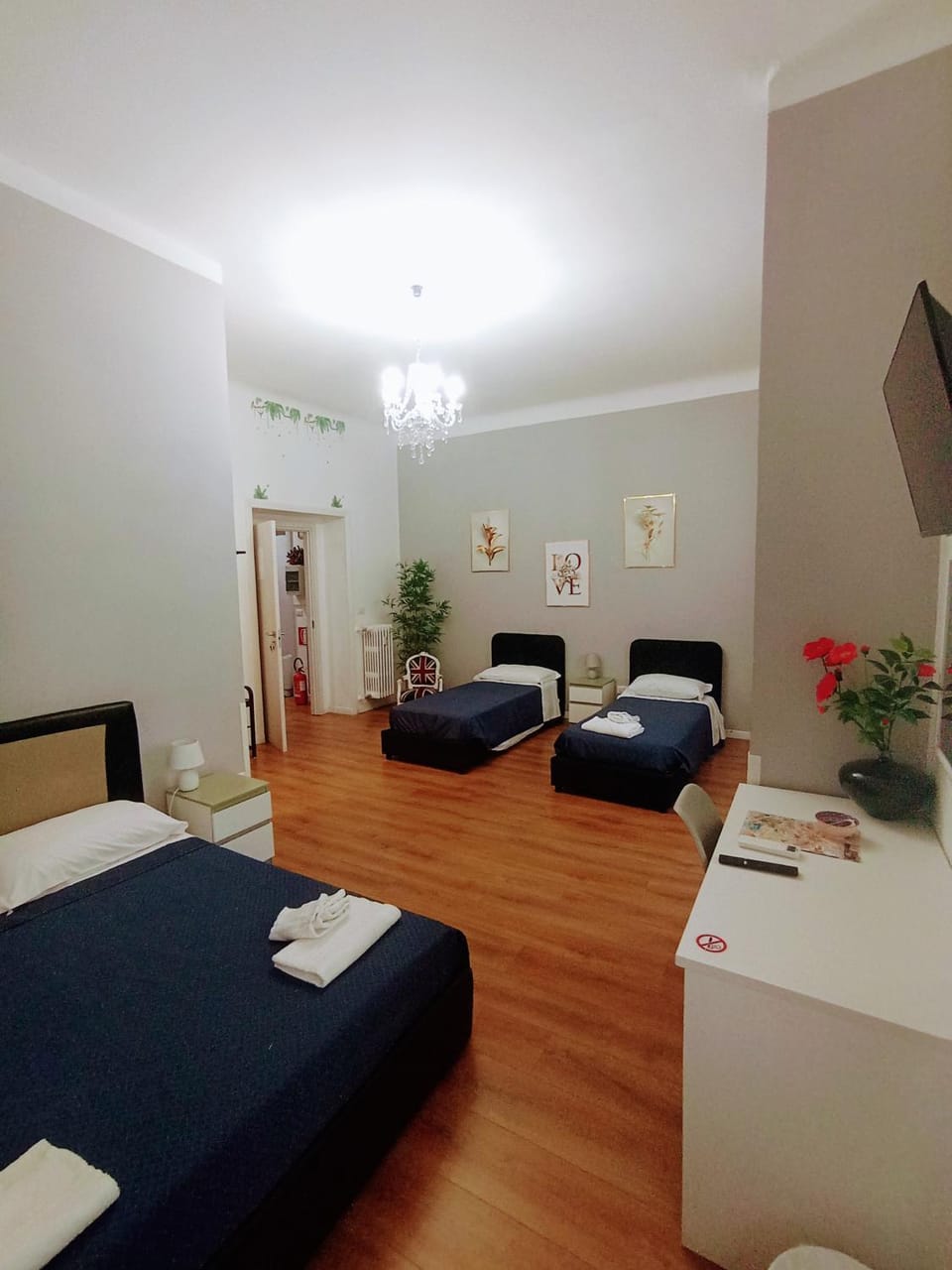 Photo of the whole room, Bedroom