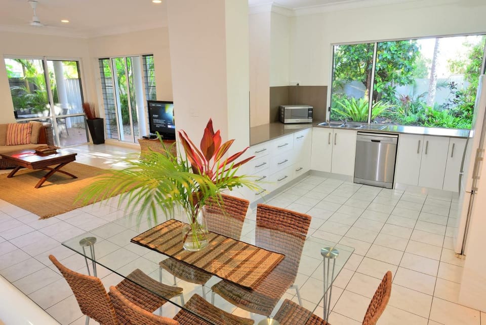 Coral Drive Retreat House in Port Douglas
