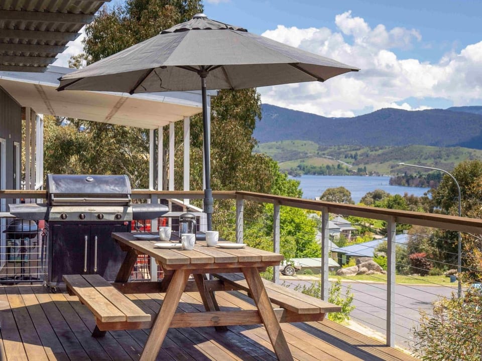 Natural landscape, BBQ facilities, Balcony/Terrace, Lake view, Mountain view