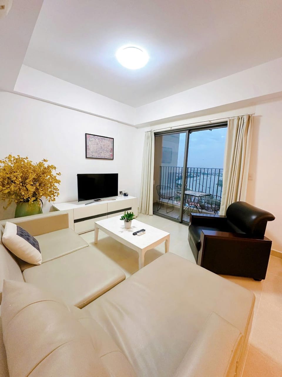 Communal lounge/ TV room, Bed, TV and multimedia, Living room, Photo of the whole room, Seating area, Evening entertainment