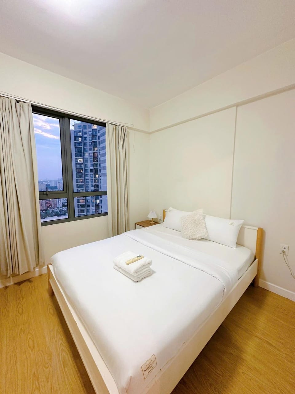 Bed, Photo of the whole room, Bedroom, towels