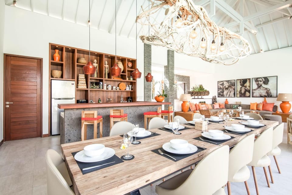 Dreamy 5 BR Villa 200m to Berawa Beach Villa in North Kuta