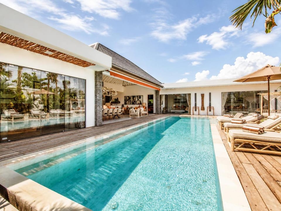 Dreamy 5BR Haven, 200m to Berawa's Blissful Beach Villa in North Kuta