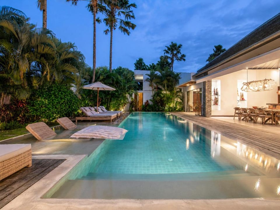 Dreamy 5 BR Villa 200m to Berawa Beach Villa in North Kuta