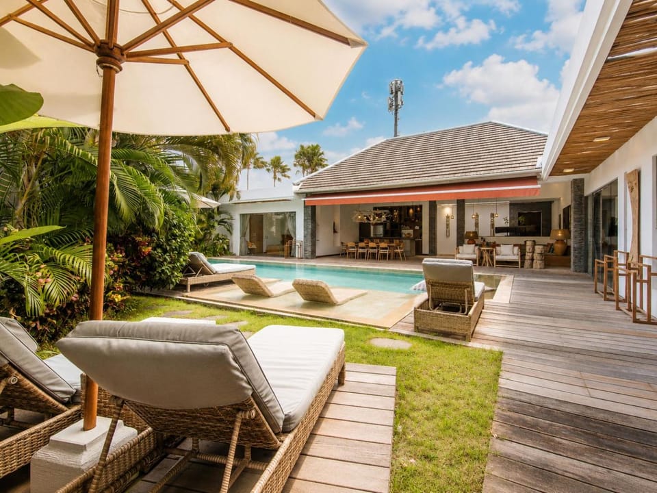 Dreamy 5BR Haven, 200m to Berawa's Blissful Beach Villa in North Kuta