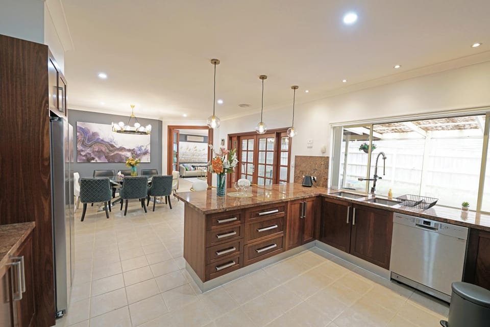 Kitchen or kitchenette, Dining area, dishwasher