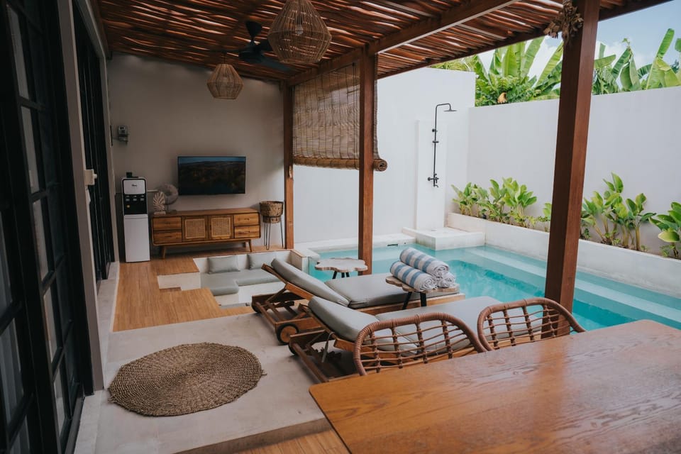 Communal lounge/ TV room, TV and multimedia, Living room, Dining area, Pool view
