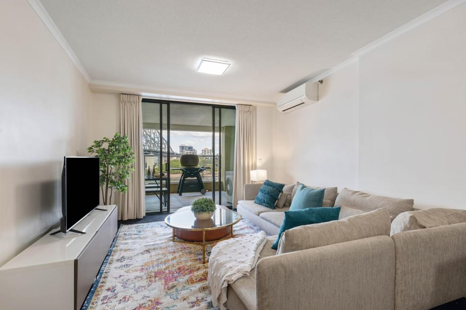 TV and multimedia, Living room, Seating area, Evening entertainment, air conditioner