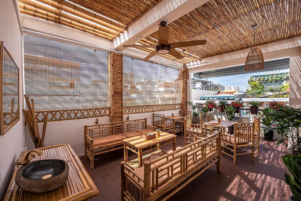Restaurant/places to eat, Balcony/Terrace