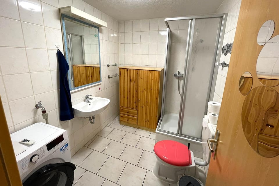 Shower, Toilet, Bathroom, towels
