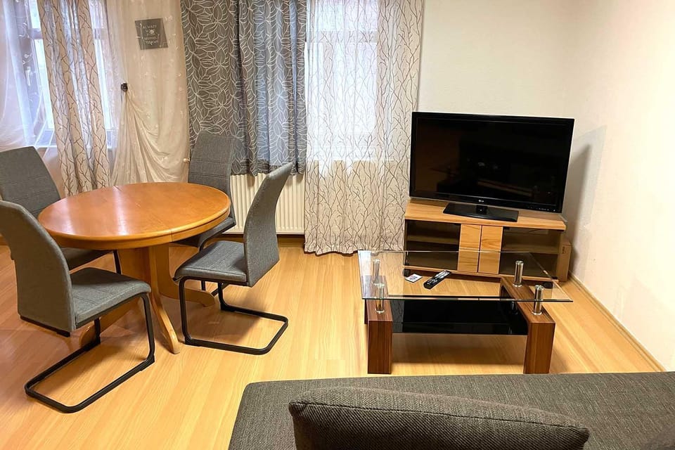 Property building, TV and multimedia, Living room, Seating area, Dining area, hair dresser