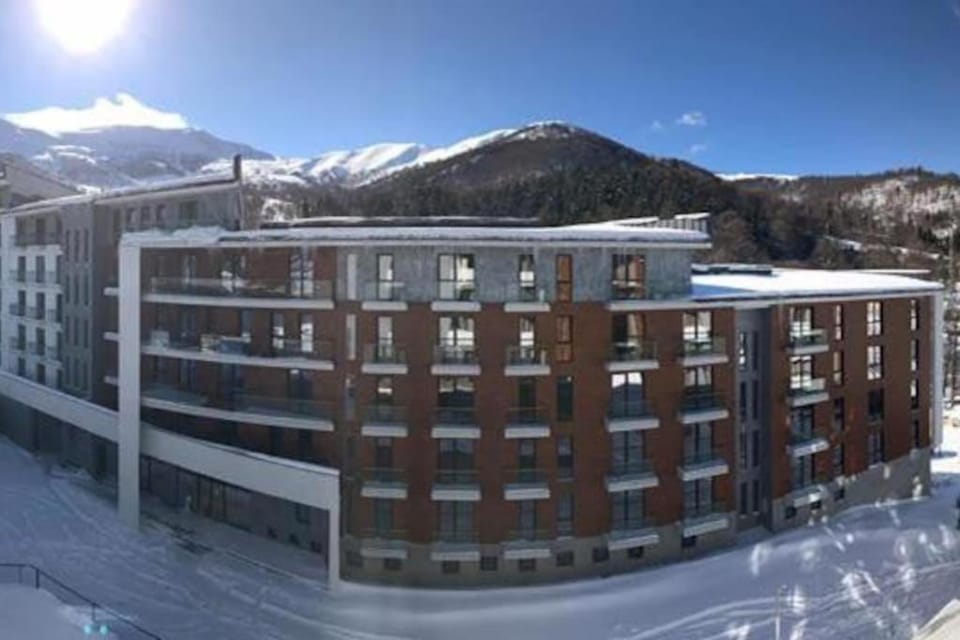 Property building, Nearby landmark, Day, Natural landscape, Winter, City view, Mountain view